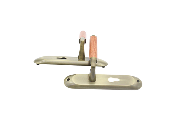 What are the differences in anti-theft performance and ease of use between the lock core structures of long panel interior door locks (such as cylindrical lock core and blade lock core)?